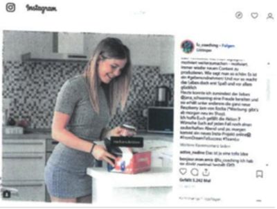 Eine Person, die in der Küche steht und ein Produkt vorstellt, gepostet auf einer Social-Media-Plattform